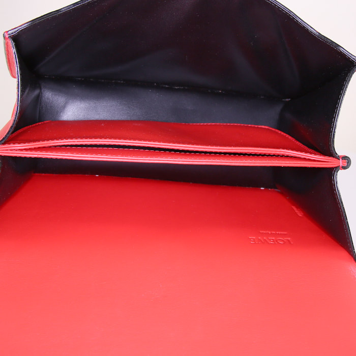Loewe Bracelona shoulder bag in red patent leather - Detail D3