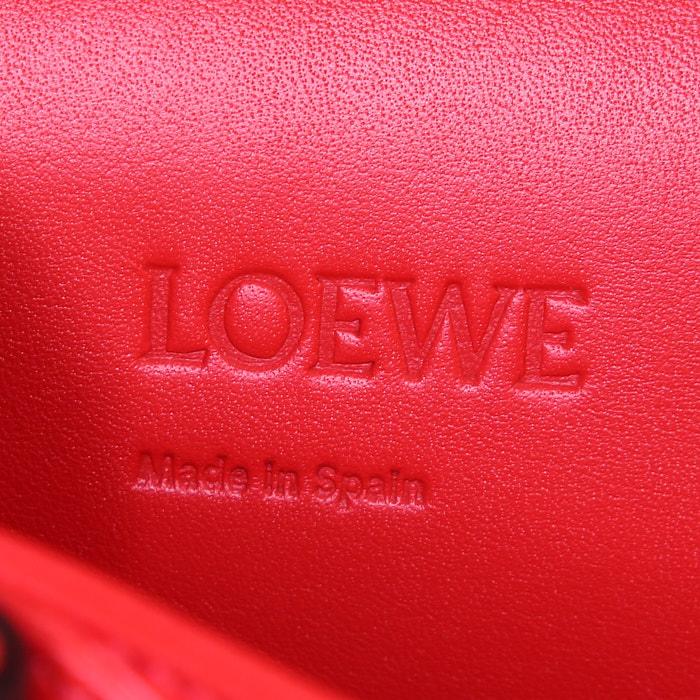 Loewe Bracelona shoulder bag in red patent leather - Detail D4