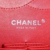 Sac bandoulière Chanel Timeless jumbo en cuir grainé matelassé rouge - Detail D4 thumbnail