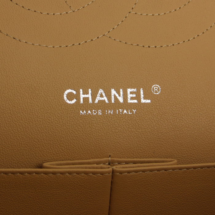 Bolso de mano Timeless jumbo en cuero granulado acolchado beige - Detail D4