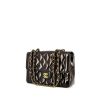 Bolso bandolera Chanel Timeless en charol acolchado negro - 00pp thumbnail