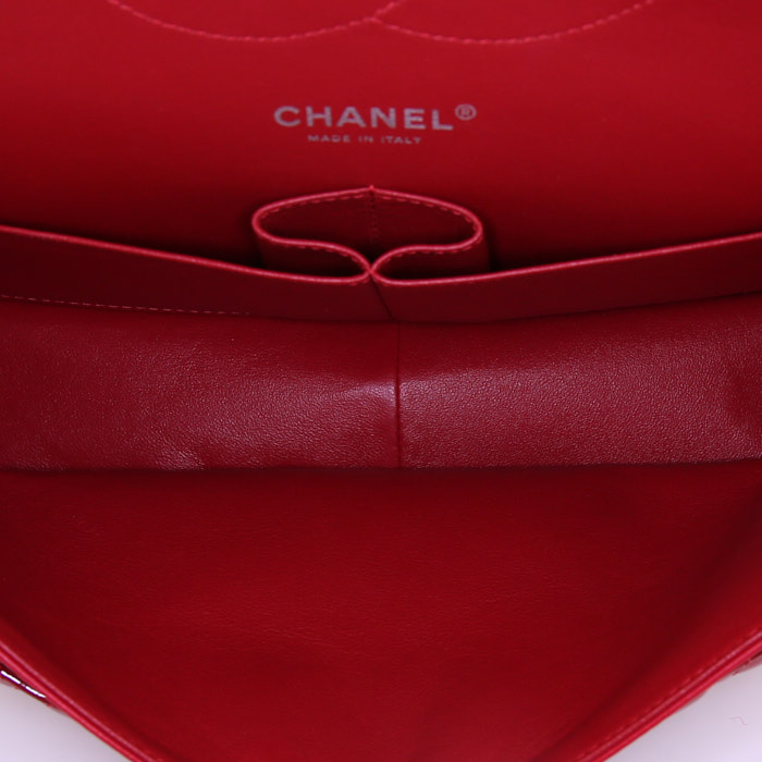Bolso de mano Chanel Timeless Jumbo en charol acolchado rojo - Detail D3