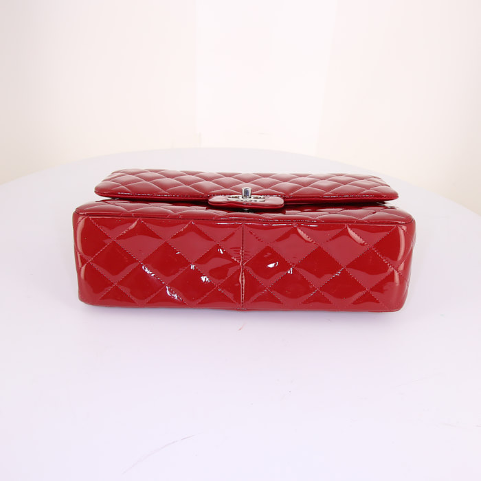 Chanel Timeless Jumbo handbag in red patent quilted leather - Detail D5