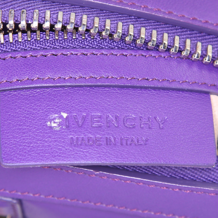 Sac à main Givenchy petit modèle en cuir violet - Detail D4