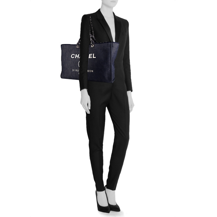 Chanel Deauville shopping bag in blue denim canvas and blue leather - Detail D2