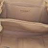 Bolso de mano Chanel Timeless jumbo en cuero acolchado beige - Detail D3 thumbnail