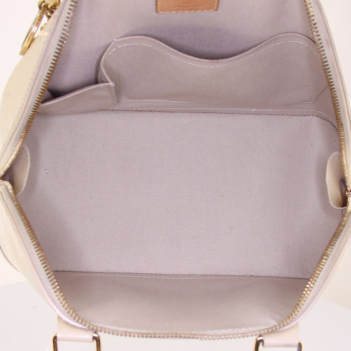 Bolso de mano Louis Vuitton Alma modelo mediano en charol Monogram beige - Detail D2