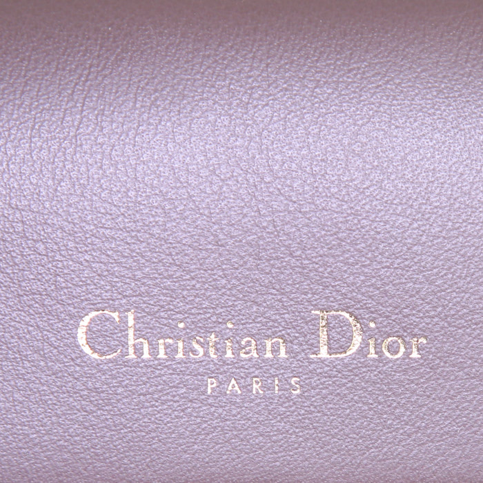 Sac bandoulière Dior grand modèle en cuir beige - Detail D4