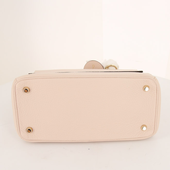 Sac bandoulière Dior grand modèle en cuir beige - Detail D5