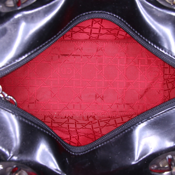 Bolso de mano Dior Lady Dior modelo mediano en charol negro - Detail D2