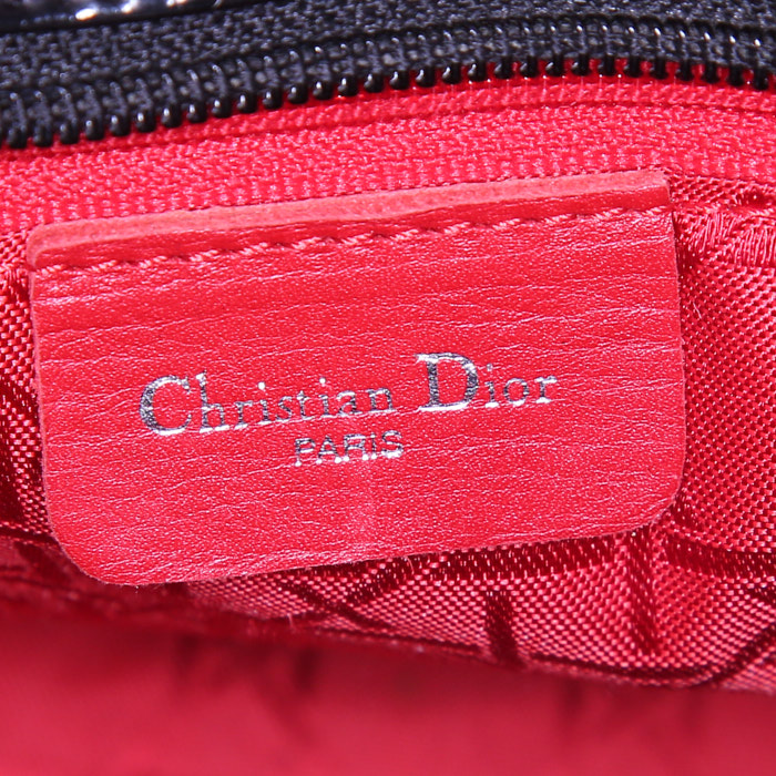 Sac à main Dior Lady Dior moyen modèle en cuir vernis noir - Detail D3