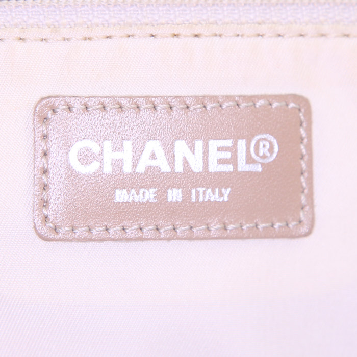 Sac 24 heures Chanel en toile siglée beige et blanche - Detail D4