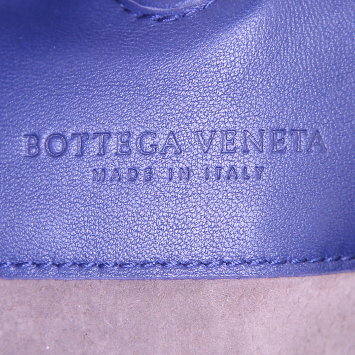 Bolso de mano Bottega Veneta Duo en cuero intrecciato azul - Detail D4