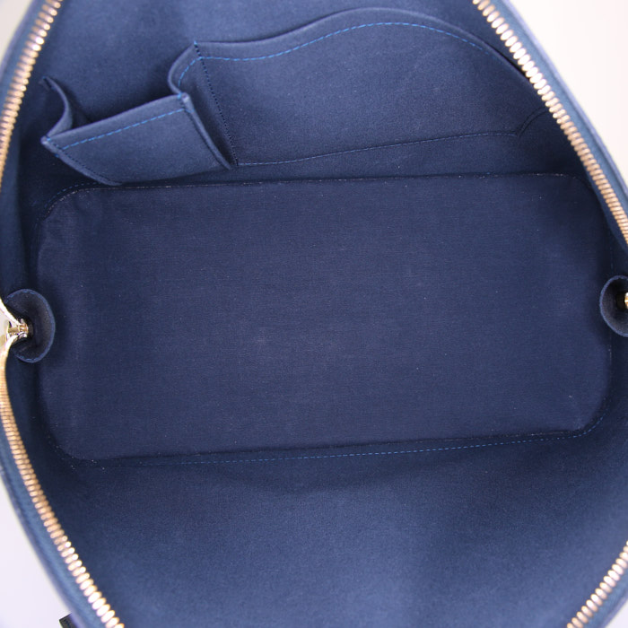 Sac à main Louis Vuitton Alma grand modèle en cuir verni monogram bleu - Detail D2