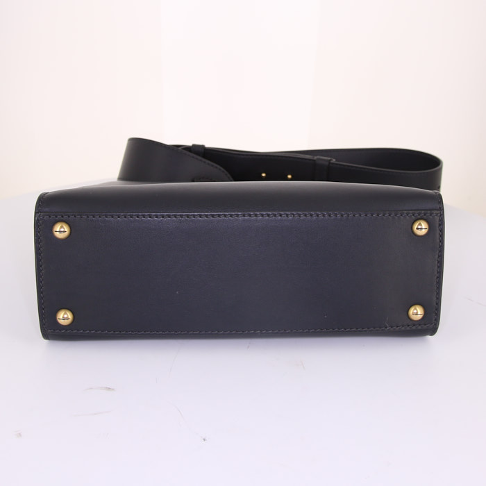 Sac bandoulière Dior Dioraddict en cuir bleu-foncé - Detail D5
