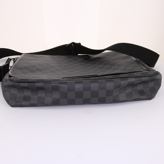 Bolso bandolera Louis Vuitton Bastille en lona a cuadros y cuero negro - Detail D4