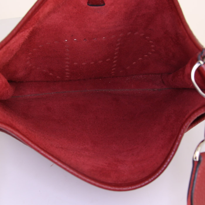 Borsa a tracolla Hermes Evelyne modello piccolo in pelle togo bordeaux - Detail D2