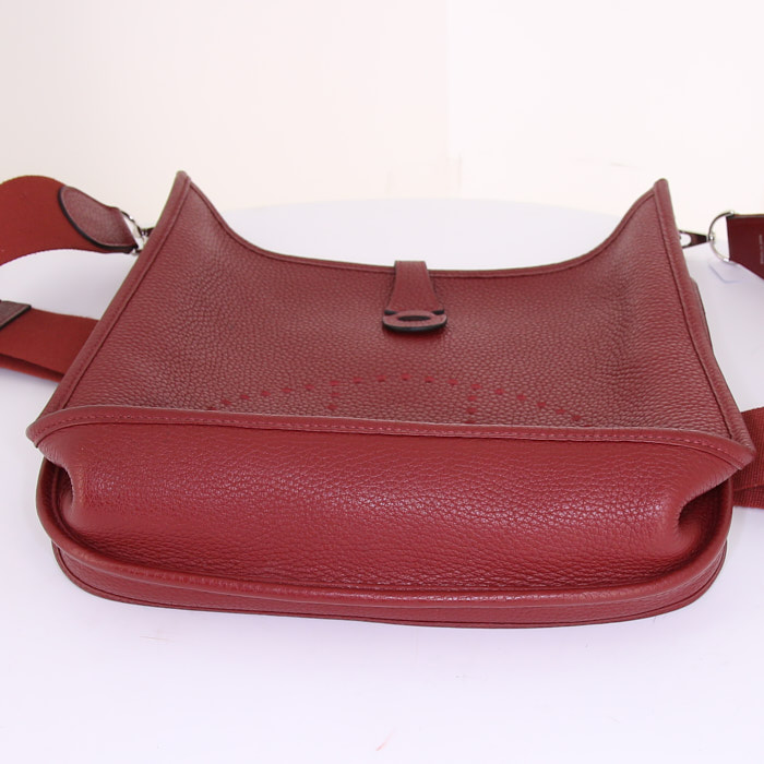 Sac bandoulière Hermes Evelyne petit modèle en cuir togo bordeaux - Detail D4