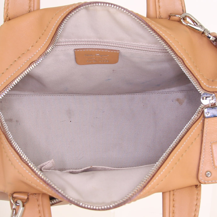 Salvatore Ferragamo handbag in beige leather - Detail D3