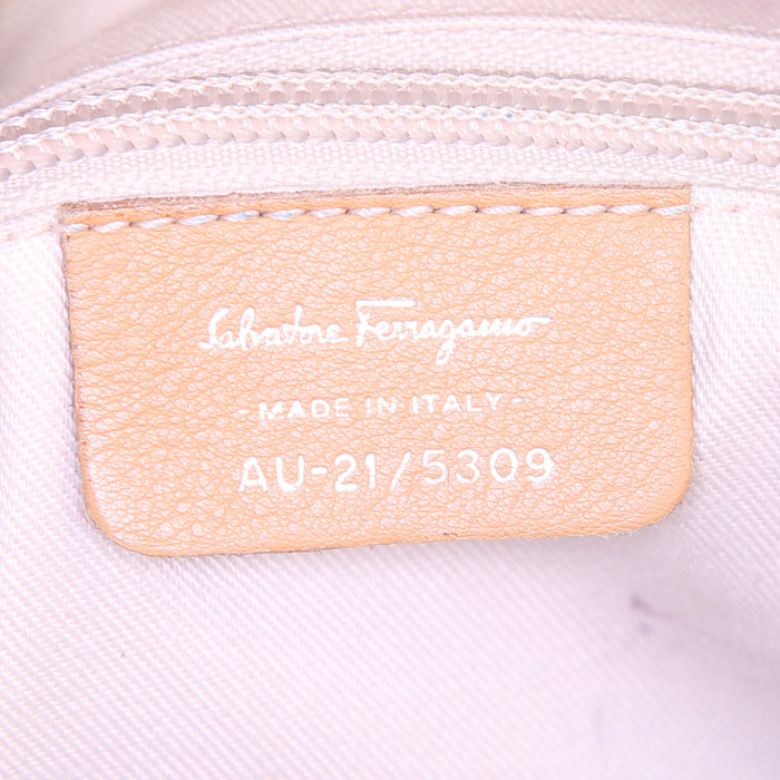 Salvatore Ferragamo handbag in beige leather - Detail D4