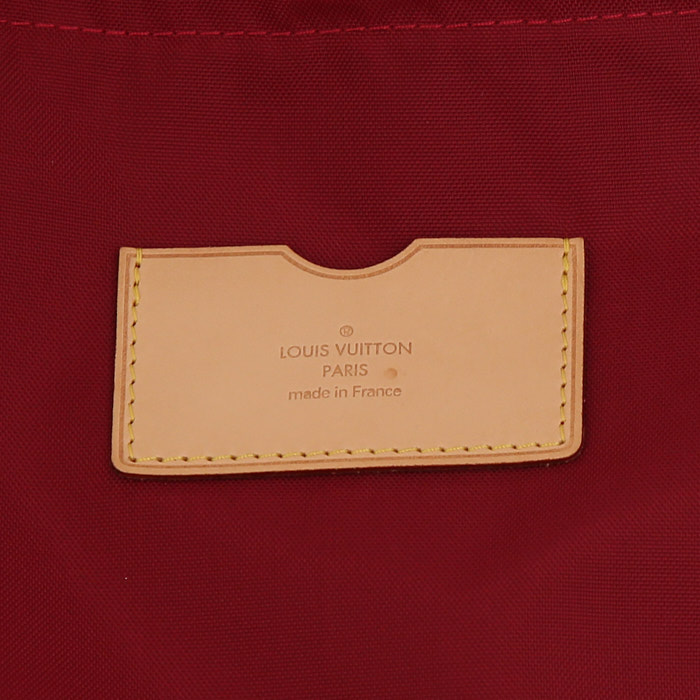 Maleta flexible Louis Vuitton Pegase en charol Monogram rojo y cuero natural - Detail D4