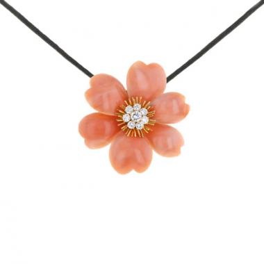 Colgante época años 70 Van Cleef 
Arpels Rose de Noel en oro amarillo,  coral y diamantes