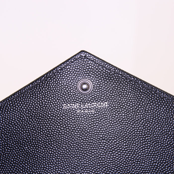 Sac bandoulière Saint Laurent Wallet on Chain en cuir grainé noir - Detail D3