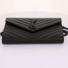 Bolso bandolera Saint Laurent Wallet on Chain en cuero granulado negro - Detail D4 thumbnail