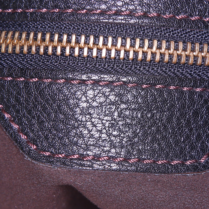 Bolso de mano Louis Vuitton L en cuero mahina negro - Detail D3