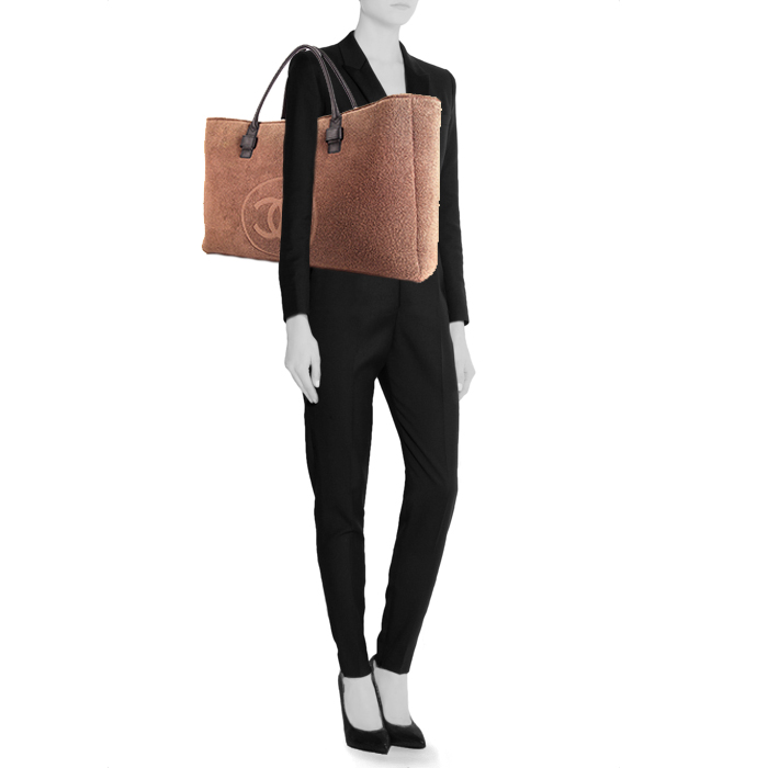 Chanel Editions Limitées shopping bag in brown canvas and black leather - Detail D1