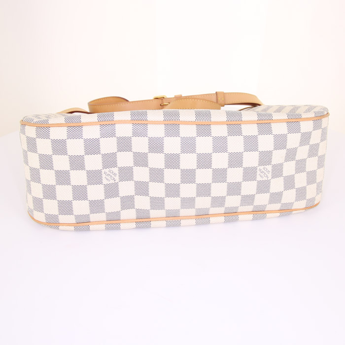 Sac bandoulière Louis Vuitton Siracusa en toile damier azur et cuir naturel - Detail D4