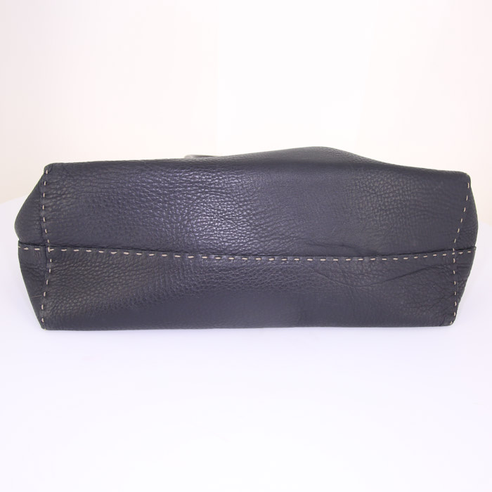 Fendi Selleria shopping bag in dark blue grained leather - Detail D4