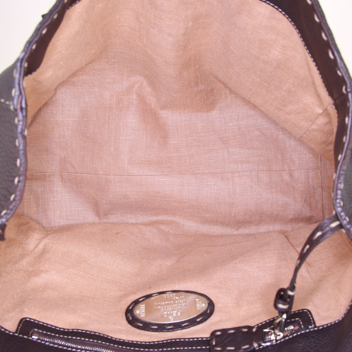 Fendi Selleria Linda bag worn on the shoulder or carried in the hand in brown grained leather - Detail D2