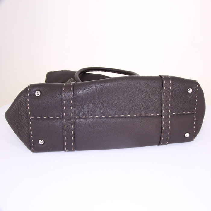 Fendi Selleria Linda bag worn on the shoulder or carried in the hand in brown grained leather - Detail D4
