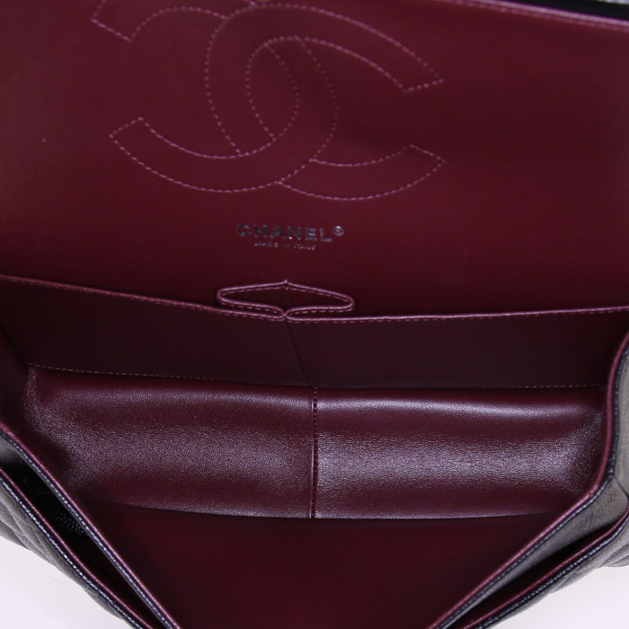 Bolso bandolera Chanel Timeless jumbo en cuero granulado acolchado negro - Detail D3