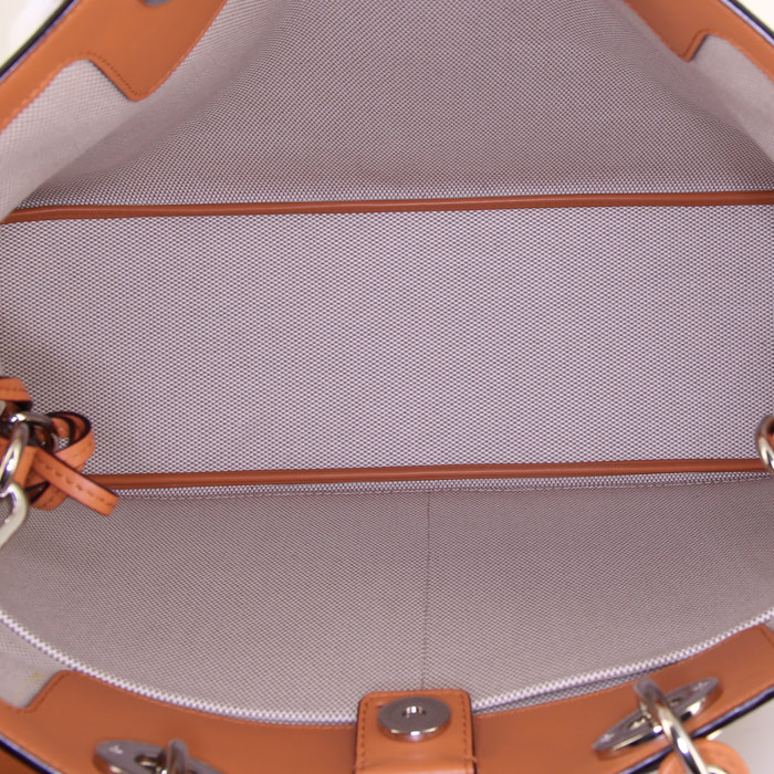 Sac à main Dior Diorissimo grand modèle en toile beige et cuir marron - Detail D3