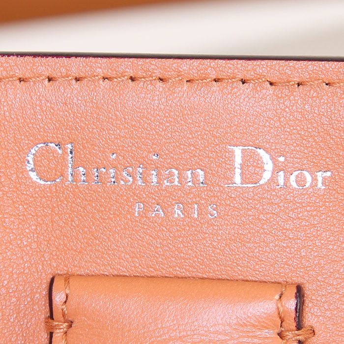Sac à main Dior Diorissimo grand modèle en toile beige et cuir marron - Detail D4