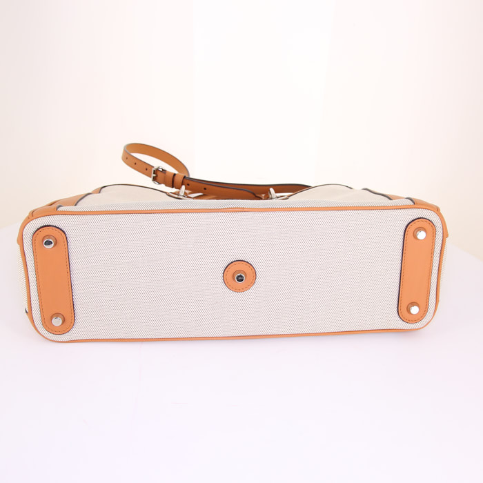 Bolso de mano Dior Diorissimo modelo grande en lona beige y cuero marrón - Detail D5