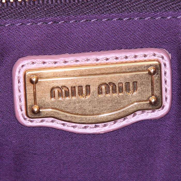 Sac bandoulière Miu Miu Coffer en cuir matelassé rose - Detail D4