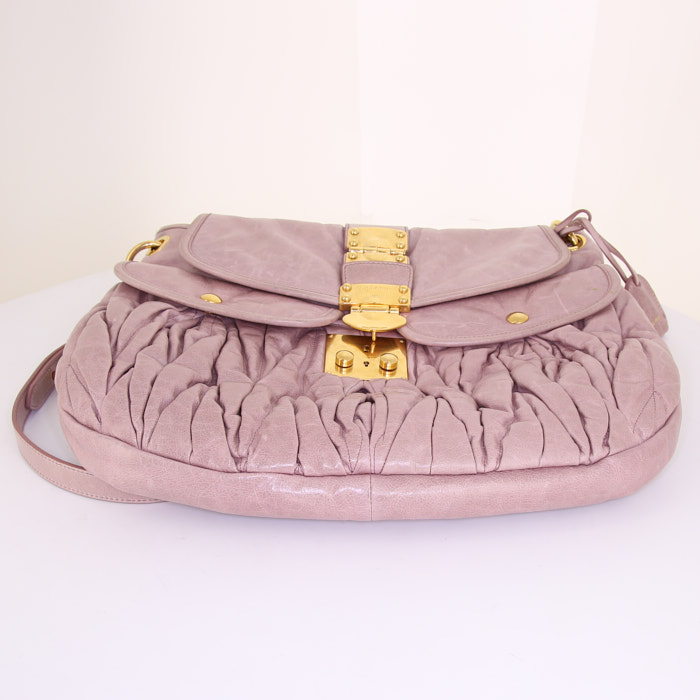 Bolso bandolera Miu Miu Coffer en cuero acolchado rosa - Detail D5