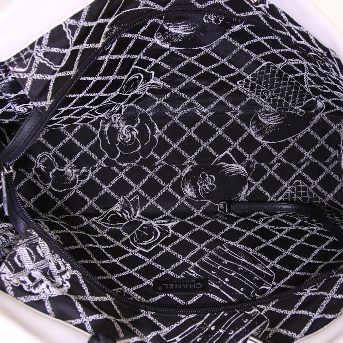 Chanel Grand Shopping shopping bag in white leather and black leather - Detail D2