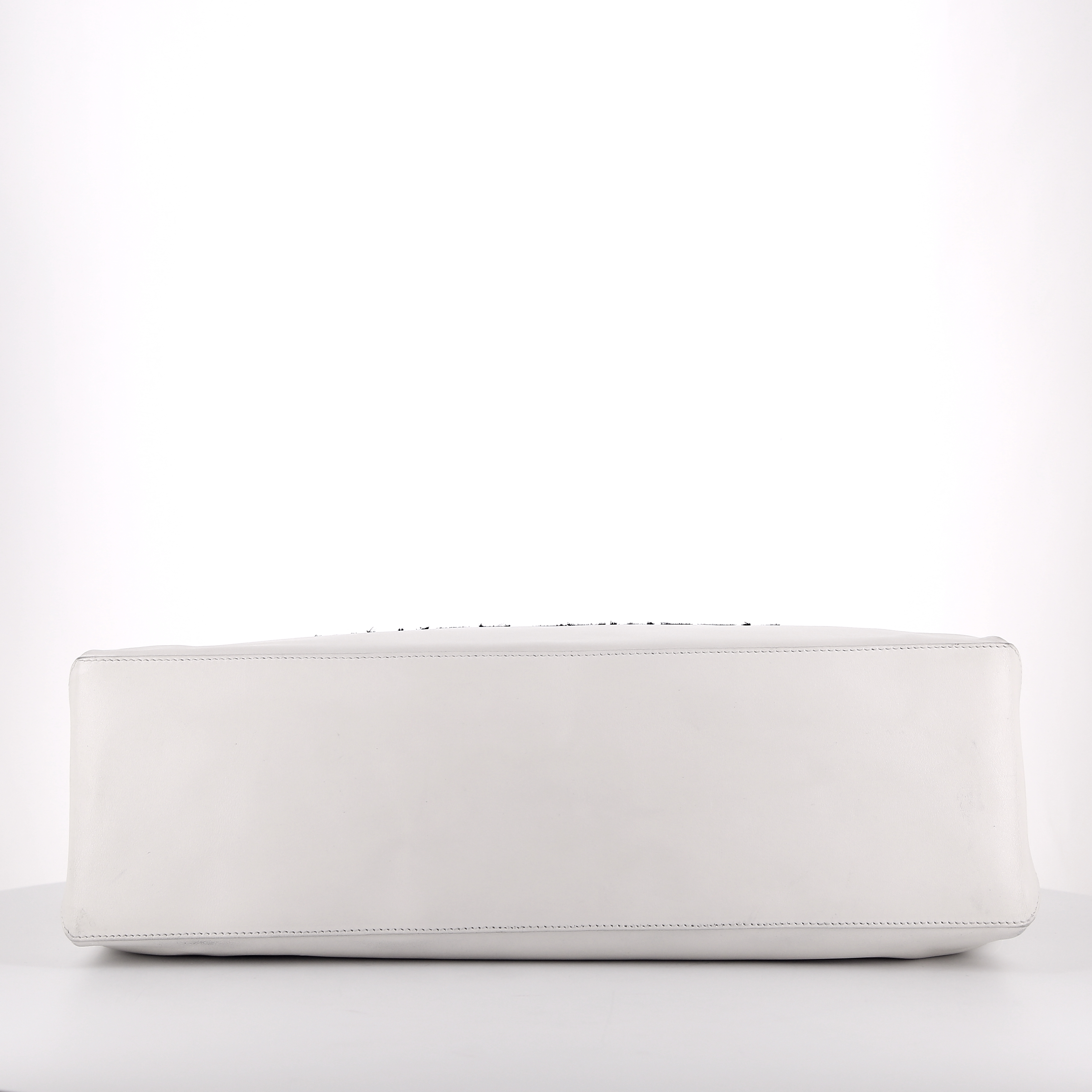 Bolso Cabás Chanel Grand Shopping en cuero blanco y cuero negro - Detail D4