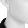 Paire de boucles d'oreilles Poiray Fuseau en or jaune et perles - Detail D1 thumbnail