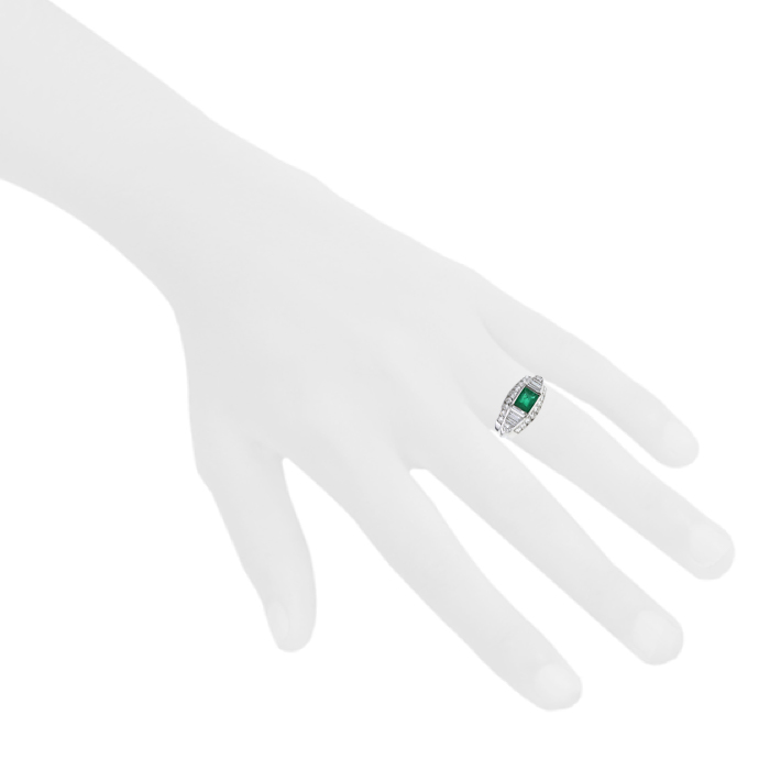 Vintage Art Déco ring in platinium,  diamonds and emerald - Detail D1