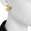 Paire de boucles d'oreilles époque années 50 Tiffany & Co en or jaune 14 carats,  diamants et rubis, en émeraudes et en améthystes - Detail D1 thumbnail