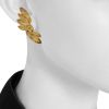 Vintage 1980's earrings for non pierced ears in yellow gold - Detail D1 thumbnail