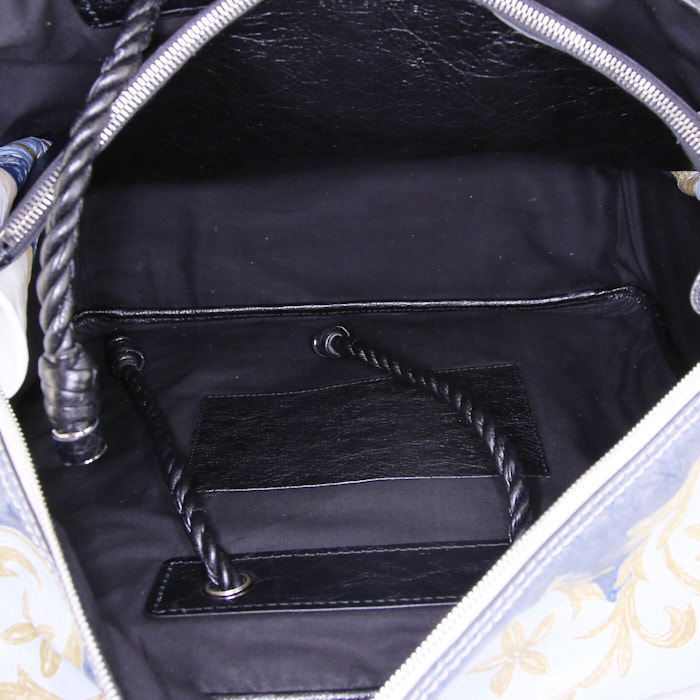 Bolso de mano Balenciaga Blanket Square modelo mediano en cuero azul y negro - Detail D3