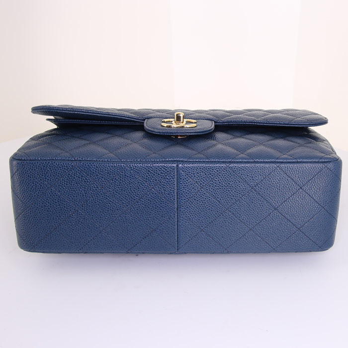 Bolso de mano Chanel Timeless jumbo en cuero granulado acolchado azul - Detail D5