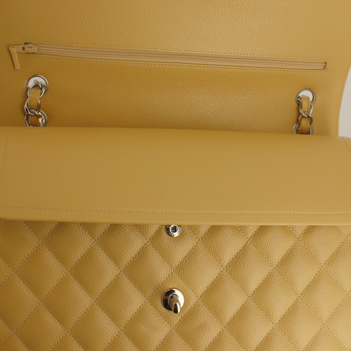 Bolso de mano Timeless jumbo en cuero granulado acolchado beige - Detail D5