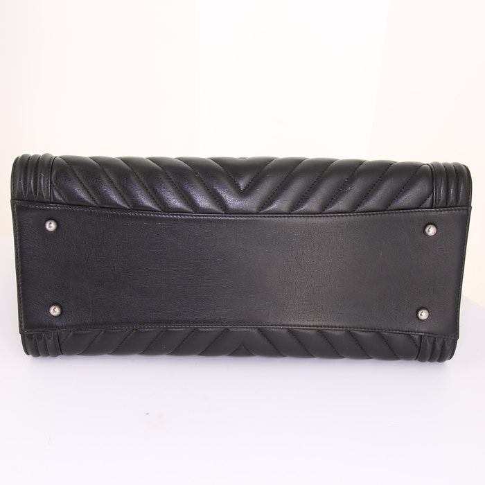 Sac cabas Chanel Boy en cuir matelassé chevrons noir - Detail D4